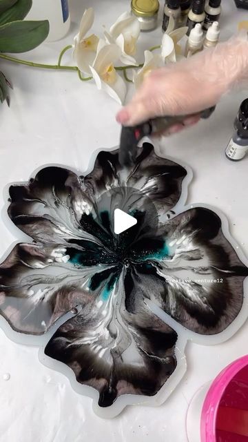 Resin Design Ideas, Resin Art Ideas, Crochet Flower Hat, Epoxy Art, Resin Crafts Tutorial, Diy Resin Projects, Good Color Combinations, Flower Hat, Resin Design