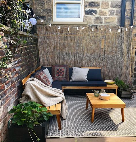 Garden Entertaining, Gardeners Cottage, Small Porch Ideas, Garden Ideas Uk, Cottage Patio, Ikea Uk, Roof Terraces, Garden Seating Area, Small Courtyard Gardens