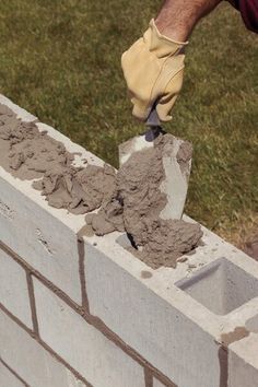 Concrete Block Retaining Wall, Concrete Block Foundation, Diy Path, Building A Retaining Wall, Concrete Block Walls, Cinder Block Walls, Cinder Block Garden, Concrete Retaining Walls, Brick Laying