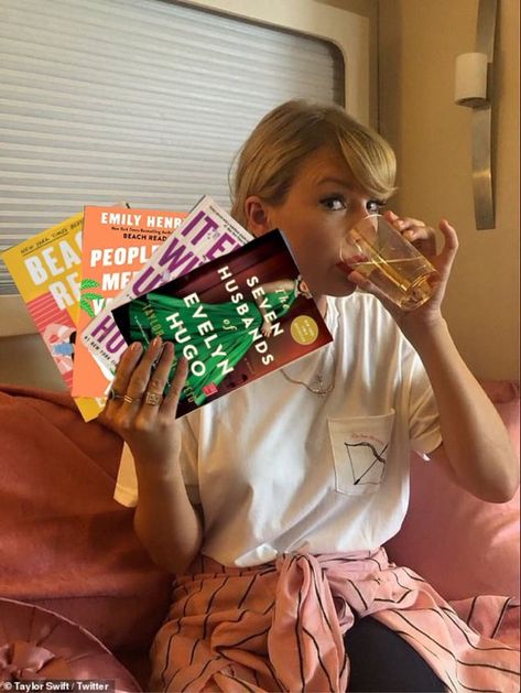 Taylor Swift Reading A Book, Taylor Swift Reading, Taylor Swift Books, Taylor Swift Twitter, Taylor Swift Book, Swift Wallpaper, Dream Aesthetic, Taylor Swift Wallpaper, Beach Reading