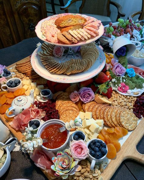 Charcuterie Board for a tea party with fresh flowers Fairy Tea Party Food, Bridal Shower Tea Party Food, Alice In Wonderland Tea Party Food, Fairy Party Food, Tea Party Snacks, Alice In Wonderland Food, Adult Tea Party, Fairy Garden Birthday Party, Alice In Wonderland Tea Party Birthday