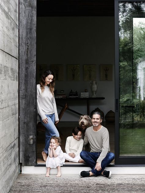 The Kinfolk Home. The house of Jenni Kayne and Richard Ehrlich in Los Angeles, California. Photo by Pia Ulin. Kinfolk Style, Kinfolk Home, Kinfolk Magazine, Stunning Homes, Lifestyle Photography Family, Group Of People, Family Posing, Family Lifestyle, Illustration Inspiration