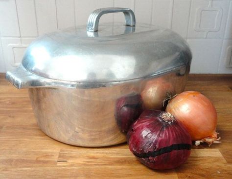 How to use a Magnalite covered roaster. Roaster Recipes, Beef Roasts, Turkey In Roaster, Chicken Roaster, Dutch Oven Recipes, Going Shopping, Vintage Cooking, Kitchen Oven, Big Baby