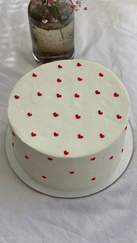 Cake With Mini Hearts, Cake With Tiny Hearts, Cute Mini Cakes Aesthetic, Round Cake With Heart Design, Birthday Cake With Hearts On It, Heart Decorated Cake, White Heart Cake Aesthetic, White Cake With Pink Hearts, Small Heart Cakes Valentines Day