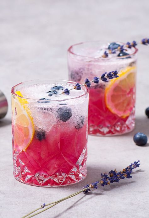 Lavender Lemonade Cocktail, Blueberry Lavender Lemonade, Wedding Mocktails, Winter Mocktails, Lavender Cocktail, Bartender Drinks Recipes, Blueberry Lavender, Bartender Drinks, Cocktail Drinks Alcoholic