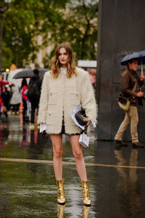 Paris Street Style Spring, Paris Streets, 2020 Street Style, Fashion Week Spring 2020, Street Style Spring, Chanel Jacket, Streets Of Paris, London Street Style, Tokyo Fashion