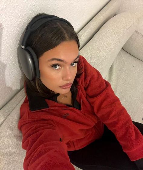 Emma Aurora, Cute Headphones, Girl With Headphones, Airpods Max, Chill Fits, Pretty Selfies, Cute Fits, Instagram Inspiration, Photo Inspiration