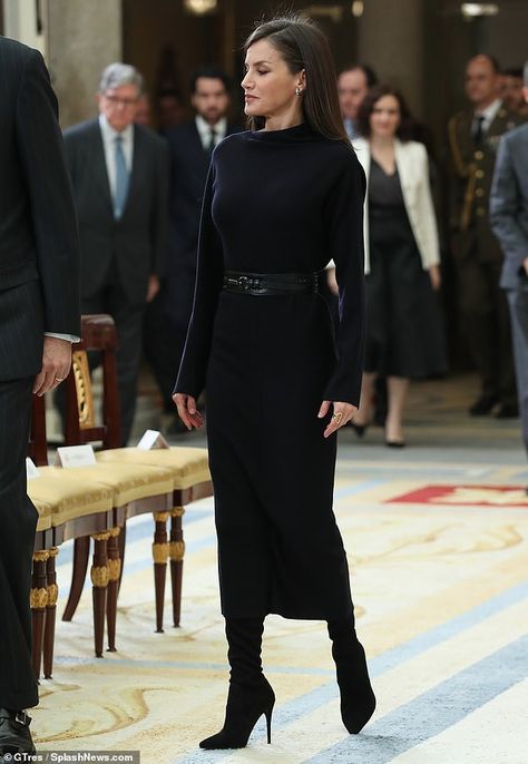 How To Wear A Knit Dress, Elegant Dramatic Style, Queen Letizia Of Spain Style, Styling Knit Dress, Queen Letizia Shoes, How To Style Knitted Dress, Queen Letizia Dress, Maxi Dress Office Outfit, Elegant Fall Fashion