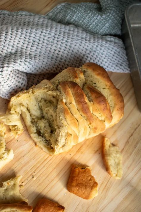 Easy Sourdough Discard Pull Apart Bread With Garlic and Thyme - Kneaded That Discard Garlic Bread, Sourdough Discard Garlic Bread, Bread With Garlic, Bread Twists, Discard Recipe, Sourdough Starter Discard Recipe, Easy Sourdough, Discard Recipes, Gluten Free Sourdough