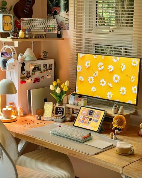 Cozy Work Desk, Yellow Desk Aesthetic, Cozy Office Setup, Office Set Up Ideas Layout, Desktop Asthetic, Small Desk Setup Ideas, Yellow Office Decor, Cute Daisy Wallpaper, Desk Setup Workspace Inspiration