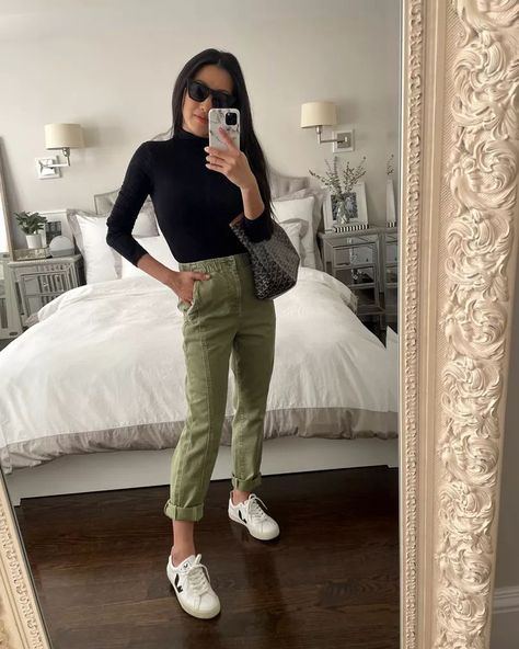 White Sneaker Work Outfits Women, Slacks With Sneakers Women, Dressy Sneaker Outfits Women, Work Outfits With Tennis Shoes, Green Joggers Outfit, Jogger Outfit Casual, Joggers Outfit Women, Comfortable Work Clothes, Dressy Sneakers