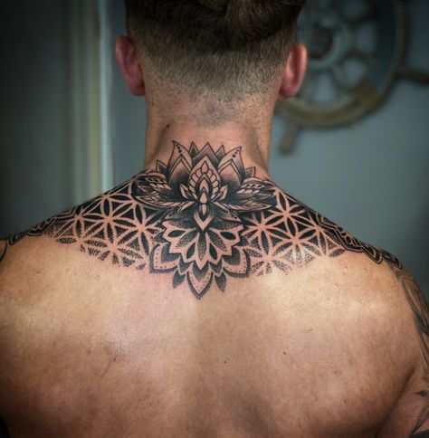 Chest Tattoo Geometric, Back Of Neck Tattoo Ideas, Geometric Throat Tattoo, Mandala Tattoo Neck, Mandala Tattoo Mann, Mandala Chest Tattoo, Neck Tattoo Ideas For Men, Geometric Tattoo Neck, Back Of Neck Tattoo Men