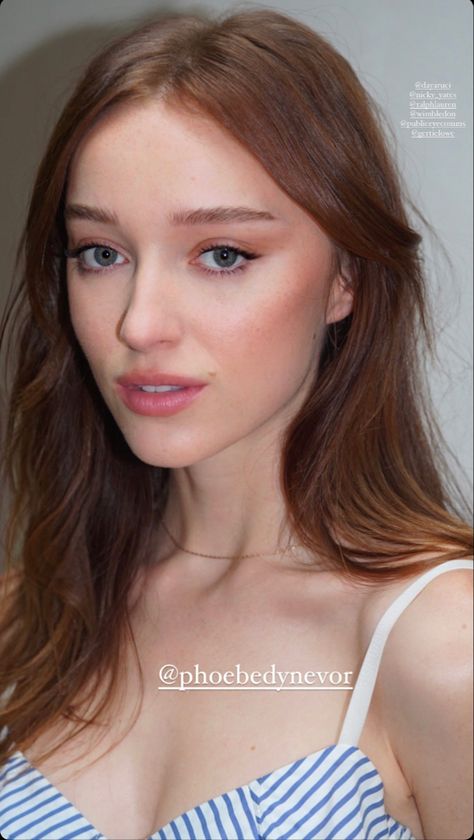 Phoebe Dynevor 2023 Phoebe Dyvenor Hair, Caramel Bronze Hair, Subtle Ginger Hair, Light Chestnut Hair, Light Auburn Hair Color, Face Goals, Light Auburn Hair, Warm Brown Hair, Chestnut Hair