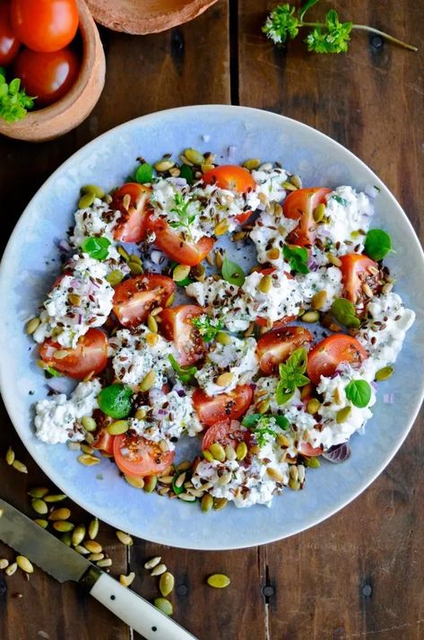 Cottage Cheese Salad with Tomatoes Recipes Using Cottage Cheese, Crab Stuffed Avocado, Cheese Salad Recipes, Cottage Cheese Recipes Healthy, Cottage Cheese Salad, Herbs Recipes, Salad Menu, Danish Recipes, Nordic Food