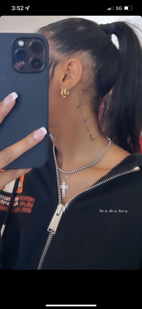 Arabic Tattoo On Shoulder, Cute Dainty Neck Tattoos, Neck Tattoos Women Dainty, Behind The Ear Writing Tattoo, Neck Tattoos Women Number, Simple Side Neck Tattoos For Women, Down The Neck Tattoos Women, Behind Ear Tattoo Writing, Script Behind Ear Tattoo