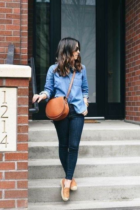 Brown Espadrilles Outfit, Dark Navy Jeans Outfit, Espadrilles Outfit Jeans, Flat Espadrilles Outfit, Brown Flats Outfit, Brown Bag Outfit, Dark Jeans Outfit, Brown Espadrilles, Western Wear Outfits