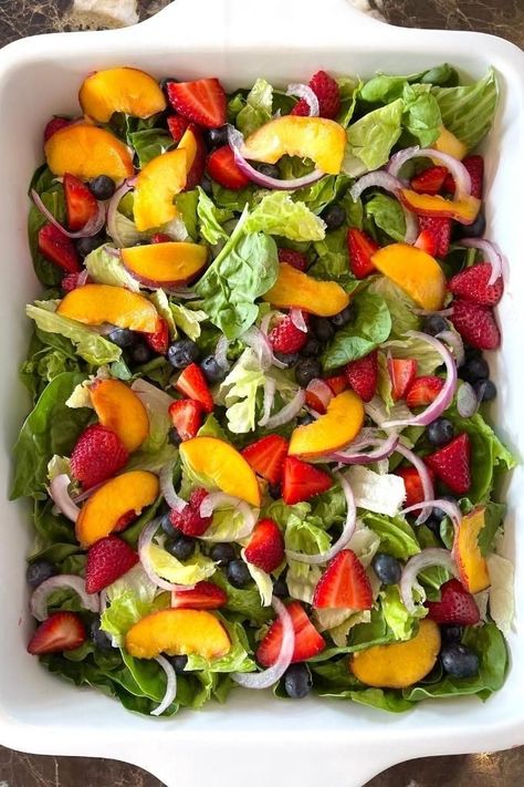 A Quick and easy Summer Salad with Fruit made with spinach, lettuce, berries, peaches and red onion. This mixed greens salad has fantastic flavour and is a perfect idea for lunch on a hot summer day or to bring as a side dish for bbq. Fruit And Greens Salad, Fresh Fruits And Vegetables Appetizer, Mixed Vegetables Salad, Lettuce Salad With Fruit, Salad With Fruit, Mixed Greens Salad, Easy Summer Salad, Best Summer Salads, Salad Appetizer