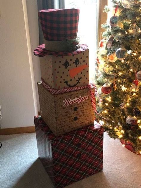 Gift Tower Ideas, Snowman Gift Tower, Diy Snowman Gifts, Christmas Wrapping Ideas Creative, Creative Gift Packaging, Xmas Games, Creative Wrapping, Gift Towers, Snowman Gifts