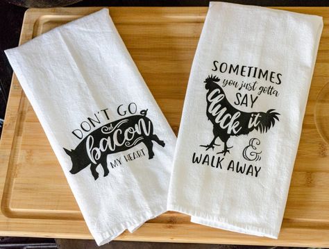 DIY Fun Flour Sack Kitchen Towels - Photos, Food, and Fun Cricut Flour Sack Towels Diy, Kitchen Towel Ideas, Diy Towels, Flour Sack Kitchen Towels, Towel Ideas, Fall Kitchen Decor, Crafts Sewing Projects, Etsy Diy, Hello Pumpkin