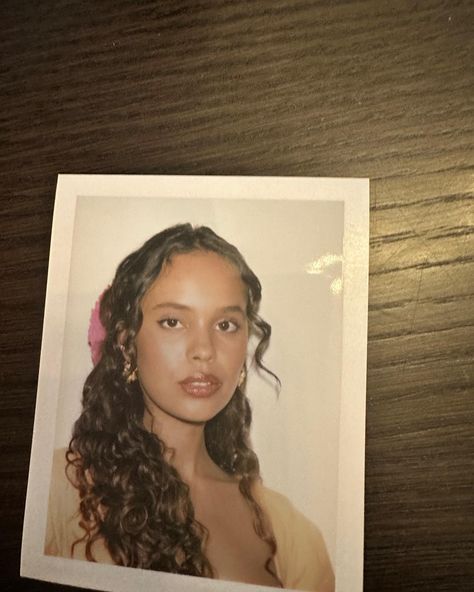 Alisha Boe, Girl Thinking, Who Runs The World, Afro Punk, Model Poses, Face Claims, Pretty Woman, Hair Inspo, Curly Hair