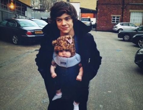 23 Adorable Pics of One Direction Holding Babies That Will Make Your Heart Explode Into a Million Pieces  - Seventeen.com Harry And Lux, Baby Lux, Harry Styles Gif, Harry Styles Imagines, Mr Style, Treat People With Kindness, Harry Edward Styles, Edward Styles, Liam Payne