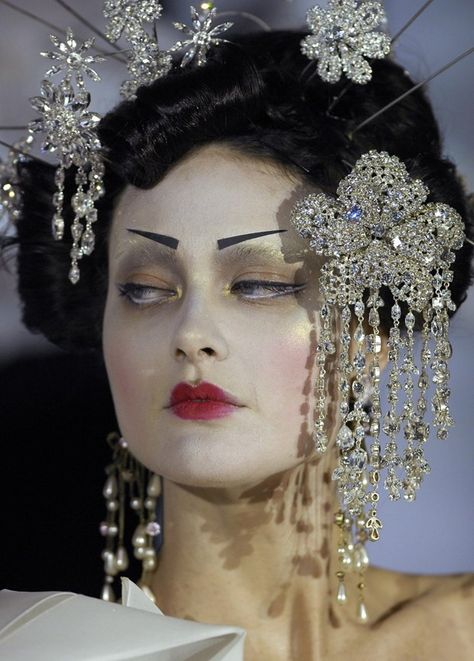 Shalom Harlow (1973) is an canadian Actress and Model                                                                                                                                                                                  More Galliano Dior, Shalom Harlow, Dior Collection, Christian Dior Haute Couture, Runway Makeup, Dior Haute Couture, My Funny Valentine, Editorial Makeup, John Galliano