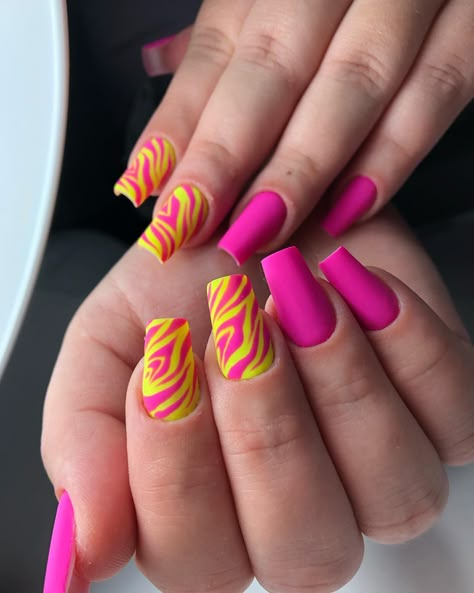 40+ Pretty Ideas for Pink and Yellow Nails that Turn Heads - Nail Designs Daily Neon Yellow Nails, Gradient Nail Design, Swirl Nail Art, Neon Pink Nails, Yellow Nail Art, Yellow Nails Design, Yellow Nail, Acrylic Pink, Nails Trend