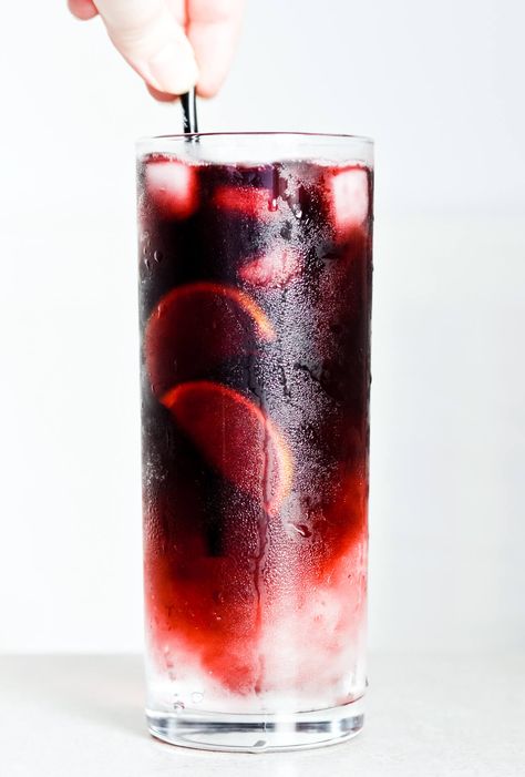 Red wine spritzer – 3 ways, this one is made with Sprite and Merlot. Cheap but tasty, perfect for a crowd! #summer #cocktail Merlot Cocktails, Red Wine Spritzer, Wine Spritzer Recipe, Winery Ideas, Wine Float, Wine Slushies, Easy Drinks To Make, Summer Beverages, Spritzer Recipes