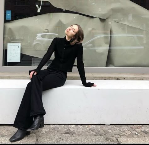 90s Minimalist Fashion, Libra Rising Style, Casual Slacks Outfit, Sheer Long Sleeve Top Outfit, Orchestra Outfit, Cool Work Outfits, Black Monochromatic Outfit, Minimalistic Fashion, Monochromatic Outfit