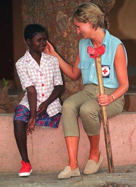 Princess Diana's charity work and causes Dodi Al Fayed, Missionaries Of Charity, Land Mine, Princess Diana Photos, Princes Diana, Brave Girl, Street Kids, Charity Work, Diana Spencer