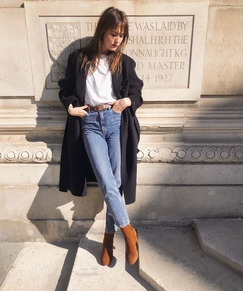 French Girl Daily on Instagram: “brown suede boots // @elizabethmiles_” Brown Ankle Boots Outfit, Suede Boots Outfit, Brown Boots Outfit, Short Brown Boots, Trendy Winter Fashion, Boots Outfit Ankle, Looks Street Style, Outfit Winter, Brown Ankle Boots