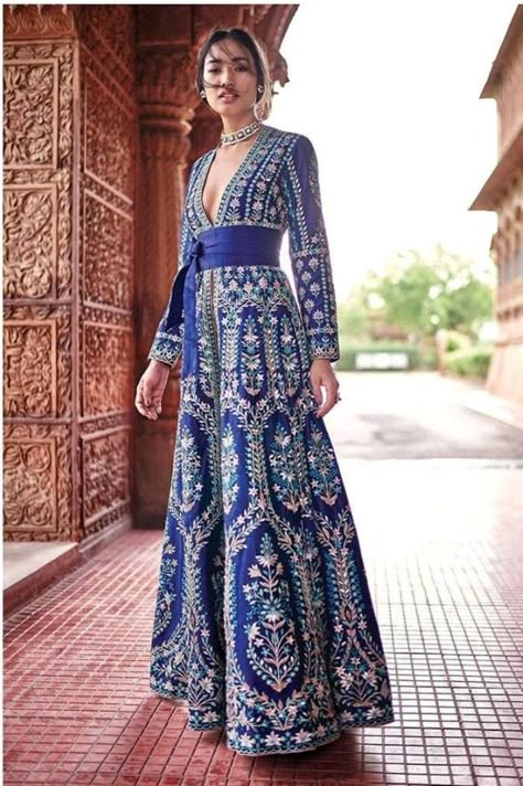 Indian Evening Gown, Sukienki Maksi, Exclusive Gowns, Indian Dresses Traditional, Indian Gowns Dresses, Traditional Indian Outfits, Indian Gowns, Dress Indian Style, Indian Designer Outfits