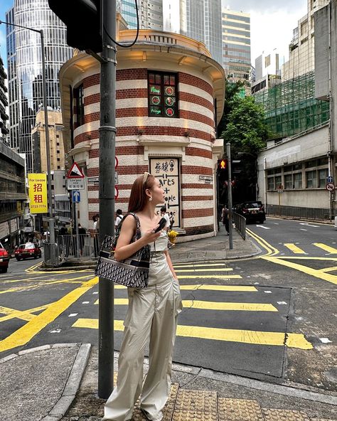 Hong Kong 2023 🤎 #yentrangjourney #travel #hongkong | Instagram Streets Of Hong Kong, Hong Kong Rooftop, Cute Travel Poses, Hongkong Instagram Story, Hong Kong Poses, What To Pack For Hong Kong, Instagram Outfit Poses, Hong Kong Picture Ideas, Hong Kong Summer Outfit