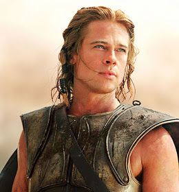 Brad Pitt in Troy. Brad Pitt Long Hair, Brad Pitt Troy, Troy Movie, Brad Pitt Photos, Eric Bana, Thelma Louise, Kris Kristofferson, Orlando Bloom, Actrices Hollywood