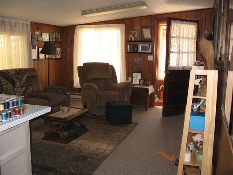 Poor Living Room Aesthetic, 1990 House Interior, Midwest Living Room, Poor House Interior, Nostalgia House, Mobile Home Living Room, Nostalgic House, Americana Living Rooms, 90s Living Room