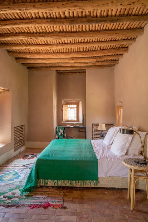 Moroccan Bedroom, Mud House, Adobe House, Cob House, Earth Homes, Natural Building, Marrakech Morocco, Village House Design, Hotels Room