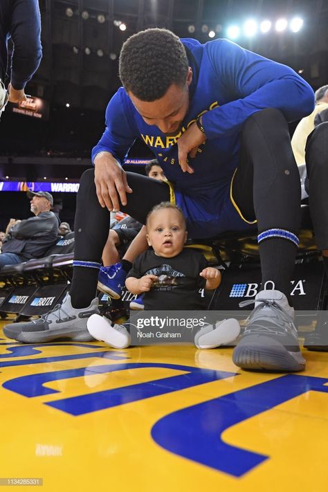 News Photo : Stephen Curry of the Golden State Warriors and... Stephen Curry Family, The Curry Family, Random Vibes, Stephen Curry Wallpaper, Curry Pictures, Curry Wallpaper, Stephen Curry Basketball, Curry Nba, Stephen Curry Pictures