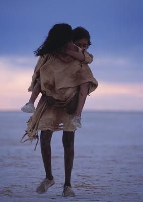 Rabbit-Proof Fence (2002) Rabbit Proof Fence, Fences Movie, 9 Film, Alec Guinness, Touching Photos, Ian Mckellen, Day Lewis, Film Buff, Film Clips