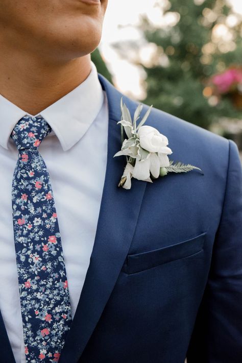 Wedding florist Blue Suit Floral Tie, Blue Groomsmen Attire, Navy Blue Groomsmen, Floral Tie Wedding, Blue Groomsmen Suits, Blue Groomsmen, Navy Suit Wedding, Groom Tux, Groomsmen Boutonniere