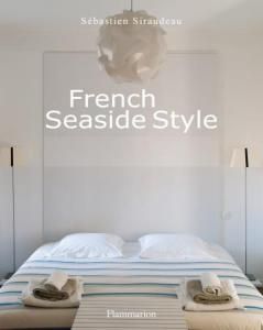 French seaside style French Seaside, Seaside Style, Seaside Decor, Perfect Coffee Table, Hamptons Style, Coastal Cottage, Coffee Table Books, French Inspired, Coastal Homes