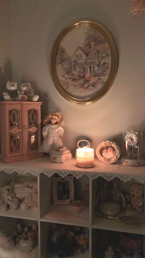 Cluttered Coquette Room, Old Lady Aesthetic Room, Vintage Grandma Aesthetic Room, Maximalist Coquette Room, Vintage Dollhouse Aesthetic, Room Inspiration Cottagecore, Doll Room Aesthetic, Royalcore Room, Coquette Vintage Room