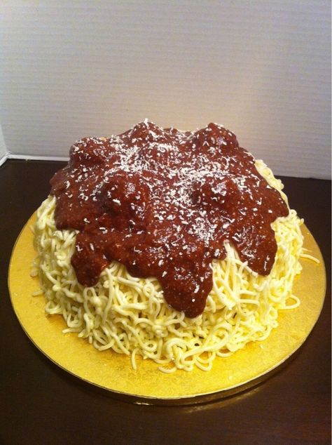 Spaghetti And Meatball Cake This was for a "Noodle and Doodle" party for a 6 year old. Easiest cake I've ever made! Spaghetti Cake Birthday, Meatball Cake, Noodle Party, Spaghetti Cake, Funny Cakes, Anti Gravity Cake, Strawberry Cake Filling, Pizza Birthday, Realistic Cakes