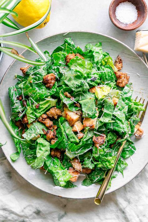 Crispy Tempeh Caesar Salad Recipe Roasted Tempeh, Vegan Yellow Curry, Tempeh Marinade, Crispy Tempeh, Carrot Cake Bread, Salad Bowl Recipes, Vegan Caesar Salad, Curry Bowl, Tofu Curry