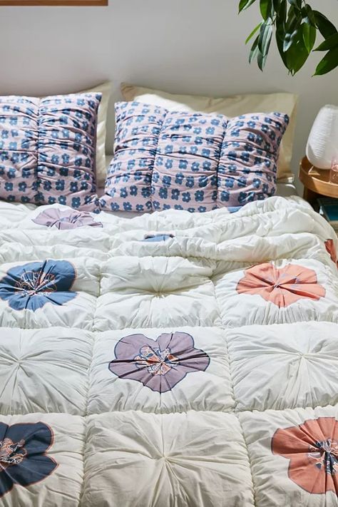 Urban Outfitters Bedding, Dorm Room Diy, Colorful Florals, House Vibes, Floral Comforter, Apartment Life, Cotton Comforters, Stylish Beds, Bed Curtains