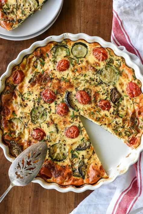 Crustless Quiche Veggie Entrees, Savory Bakes, Vegetable Quiche Recipes, Quiche Recipes Crustless, Classic Quiche, Vegetarian Quiche, Gluten Free Brunch, Veggie Quiche, Vegetable Quiche