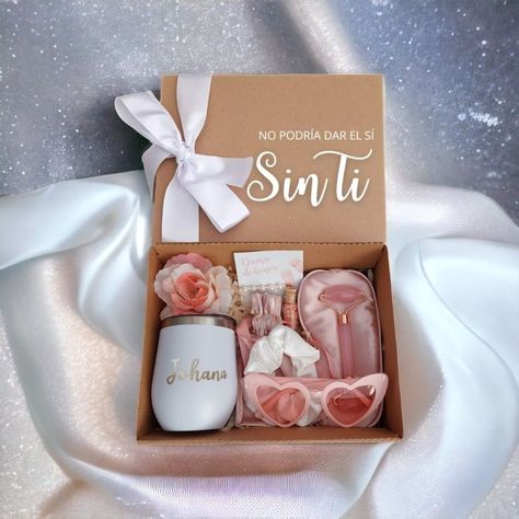 Sweet 15 Party Ideas, Diy Gifts To Sell, Bridesmaid Groomsmen Gifts, Bridesmaid Boxes, Ramadan Decoration, Gift Box Design, Bridesmaid Gift Boxes, Bridesmaid Box, Curated Gift Boxes