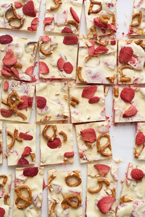 Strawberry Yogurt Pretzel Bark Recipe. This unique snack recipe is different than the frozen clean eating ones you usually see! Made with yogurt powder instead of greek yogurt, this bar is a delicious healthy dessert option if you're looking for ideas! Freeze dried strawberries, white chocolate, pretzels, and dried yogurt powder. Pretzel Bark Recipes, Yogurt Pretzels, Pretzel Bark, Yogurt Covered Pretzels, Yogurt Bark, Bark Recipe, Freeze Dried Strawberries, Food Snacks, Dried Strawberries