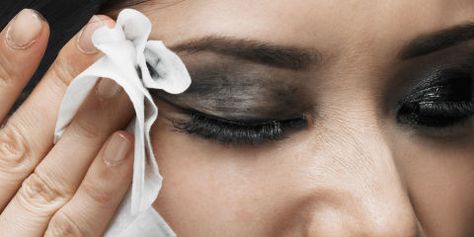 What Not Taking Off Makeup Does to Skin - Why You Should Wash Your Face at Night Best Makeup Remover Wipes, Makeup Removal Tips, Overnight Beauty Hacks, Beauty Mistakes, Best Makeup Remover, Eye Wrinkle Cream, Facial Wipes, Makeup Help, Makeup Mistakes