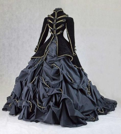 Governess Rebecca Bradbury Ballgown for the October 25th Gala at the Roivas Manor. Militant Colonial Ball Gown Moda Steampunk, Gaun Abad Pertengahan, Steampunk Dress, Retro Handbags, Steampunk Costume, Steampunk Clothing, Fantasy Dress, Historical Dresses, Steampunk Fashion