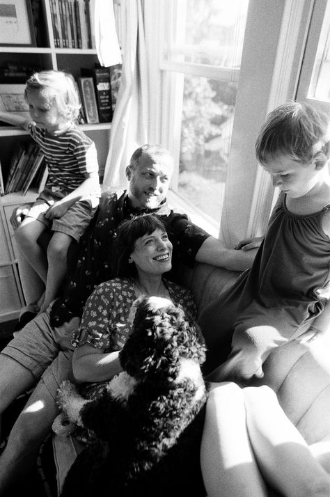 family on sofa by window with dog. black and white image Newborn And Family Photography, Documentary Family Photography, Family Photoshoot Poses, Medium Format Film, Shot On Film, Family Films, Film Images, Family Sessions, Film Photographer